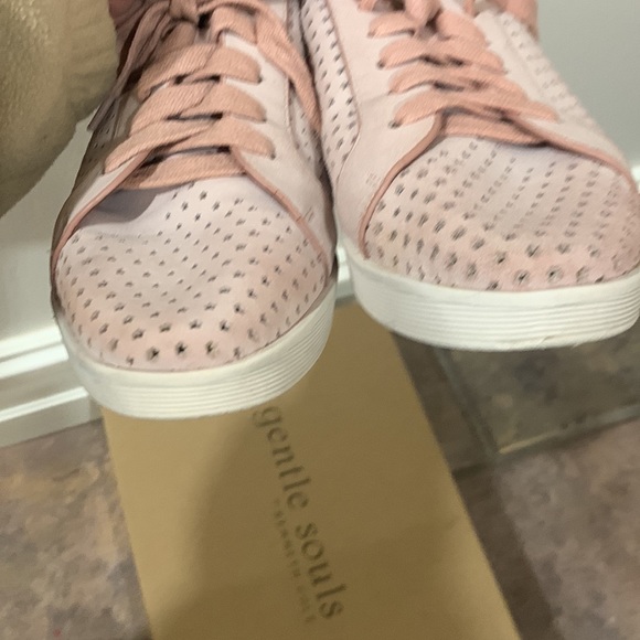 Gentle Soul Peony Sneaker - Picture 10 of 13